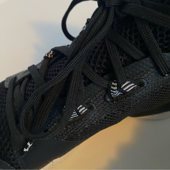 Women’s size 8 Under Armour Highlight sneakers. H 4 D foam foot bed. - Picture 4 of 8